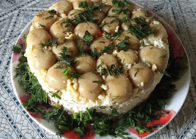 Грибная Поляна с шампиньонами с копченой курицей