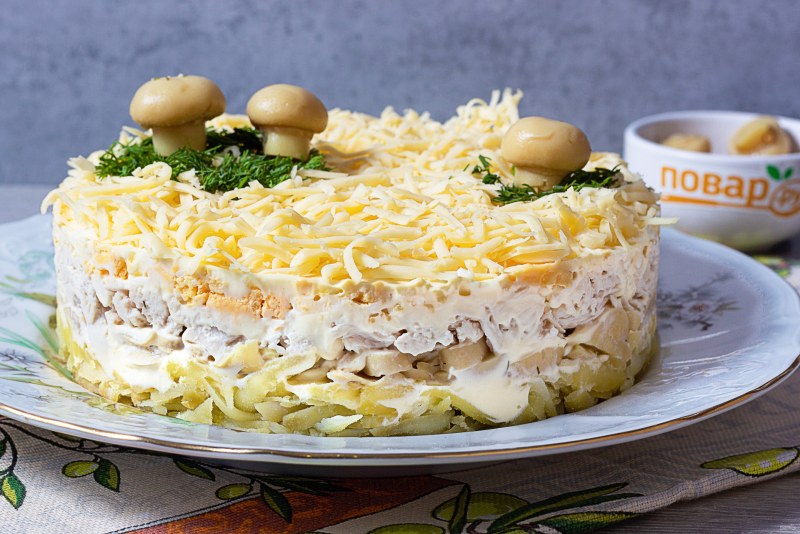 Слоёный салат с курицей и грибами