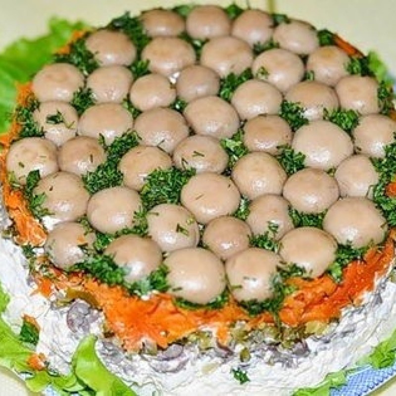 Салат грибная Полянка с шампиньонами и опятами