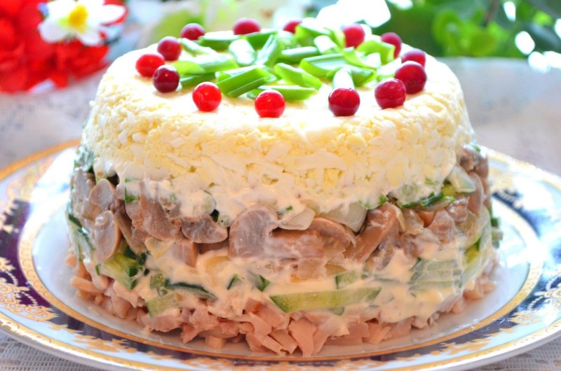 Салат Полянка с шампиньонами с луком