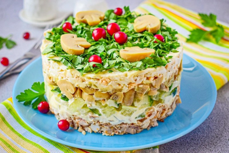 Салат Ирина с копченой курицей и грибами