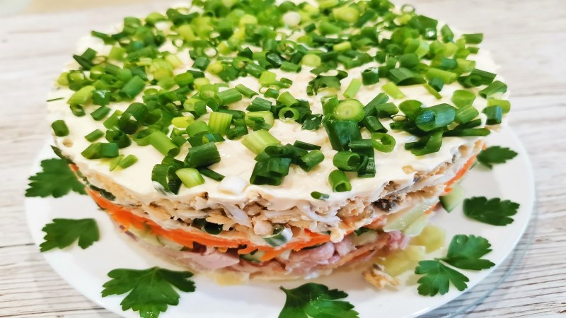 Салат Лесная Полянка с опятами