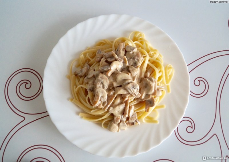 Лапша с курицей и грибами в сливочном соусе