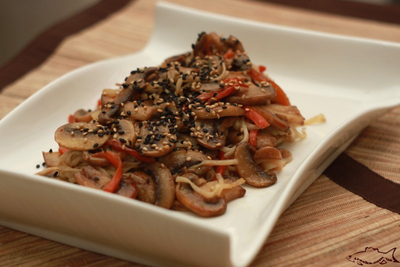 Лапша яичная вок с курицей и овощами