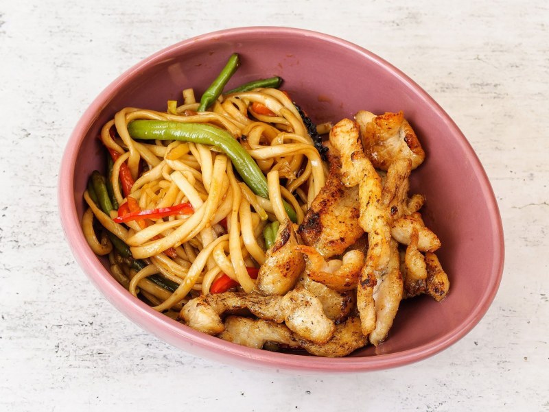 Лапша удон с овощами и курицей Wok, 230 г