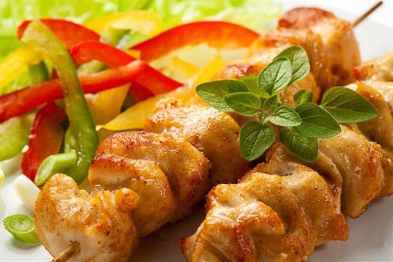 Куриные шашлычки с ананасами на шпажках
