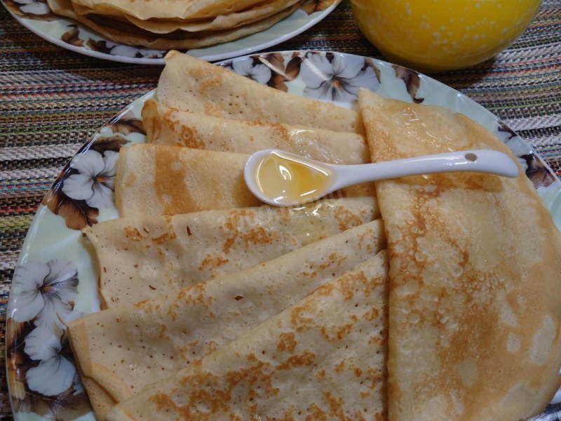 Блины с дырочками на минеральной водой.