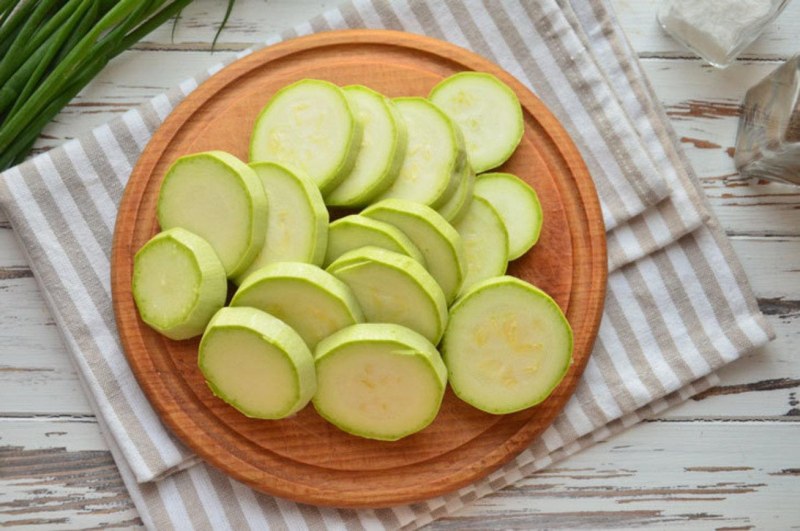 Кабачок нарезанный кружочками