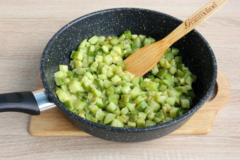 Кабачки в кастрюле