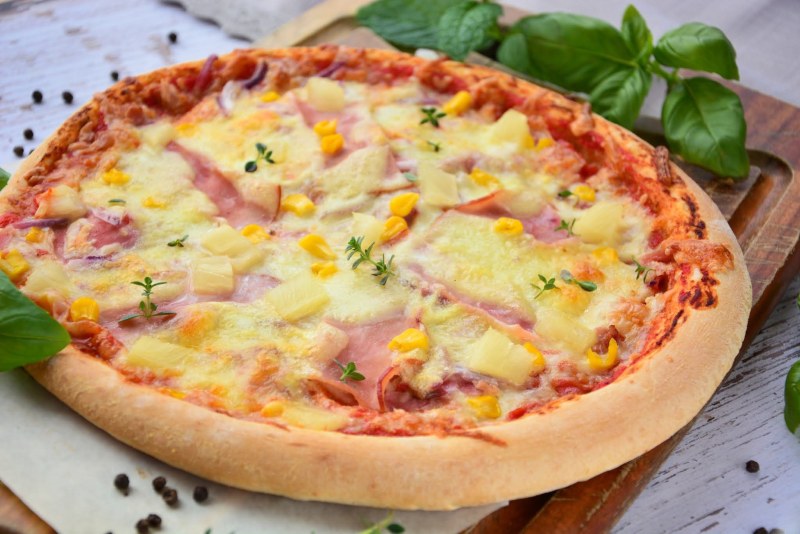 Пицца с ветчиной, голубым сыром и фруктами
