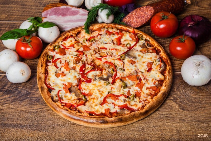 Пицца мясная помидоры маслины