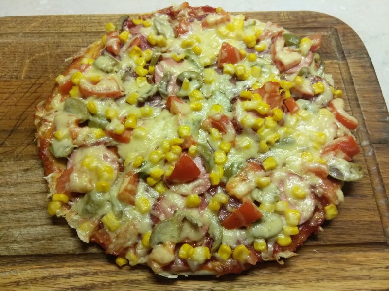 Пицца с охотничьими колбасками