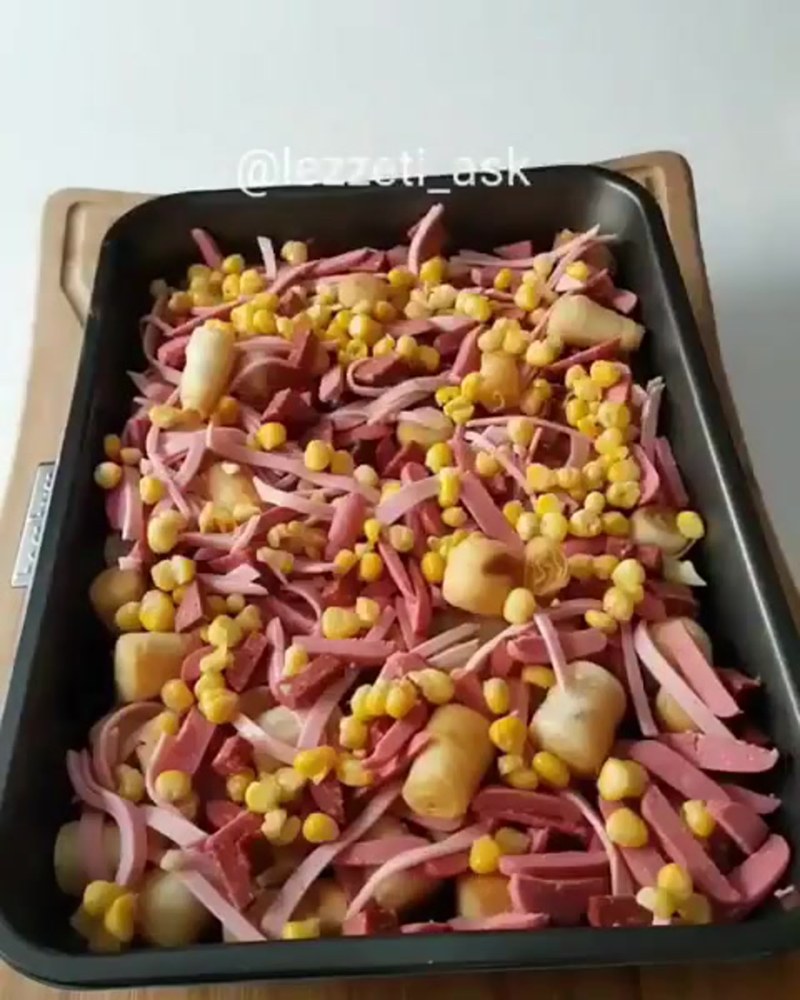 Пицца с кукурузой и колбасой