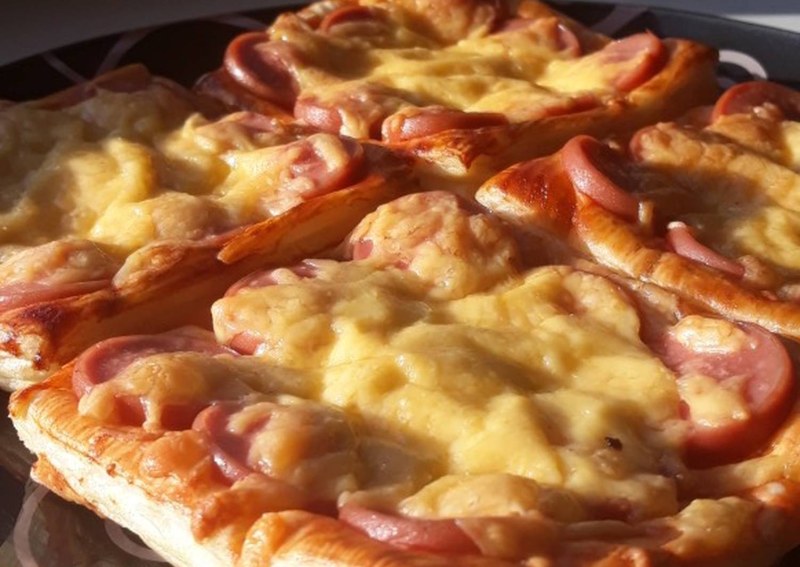 Пицца с сосисками и сыром