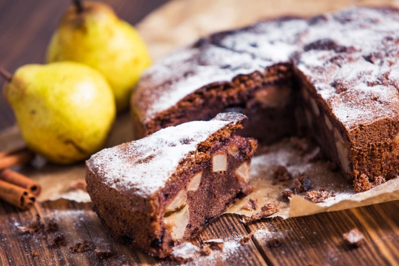 Шоколадная шарлотка с грушами