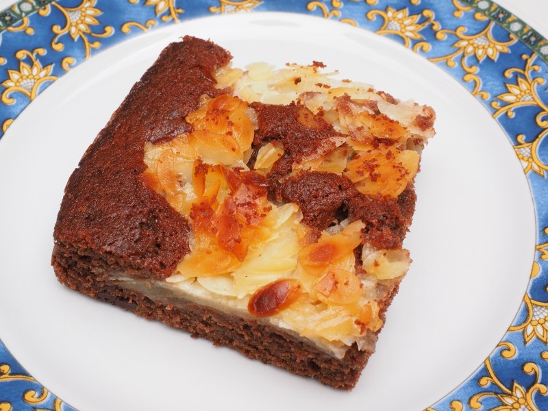 Шоколадный пирог с грушами