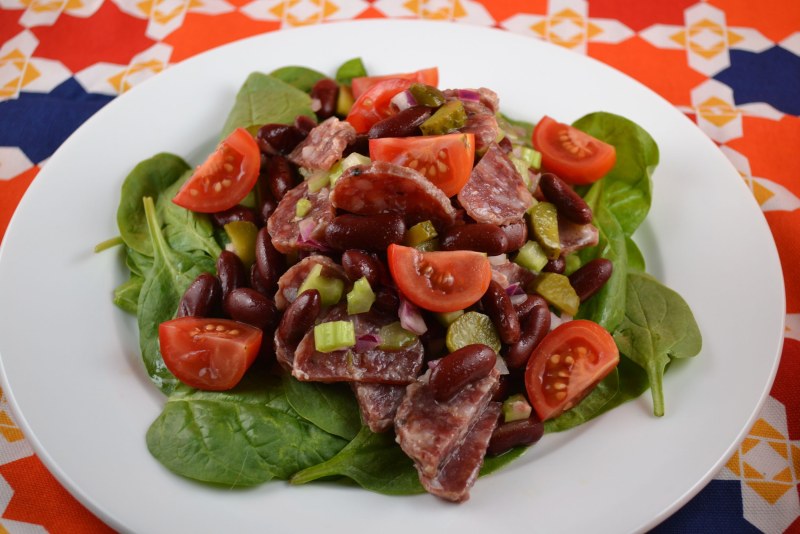 Салат с фасолью и копченой колбасой и помидорами
