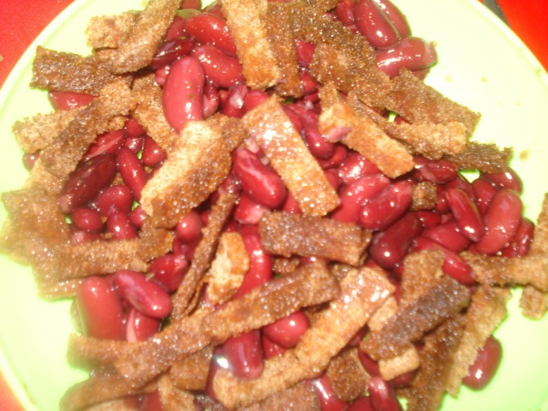 Салат из фасоли с сухариками