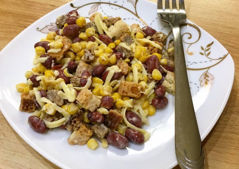 Салат с сухариками и оливками