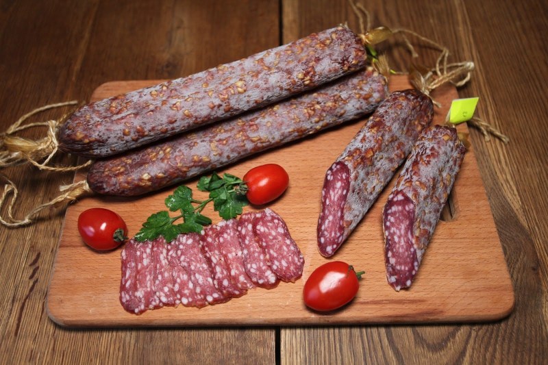 Канапе с копченой колбасой