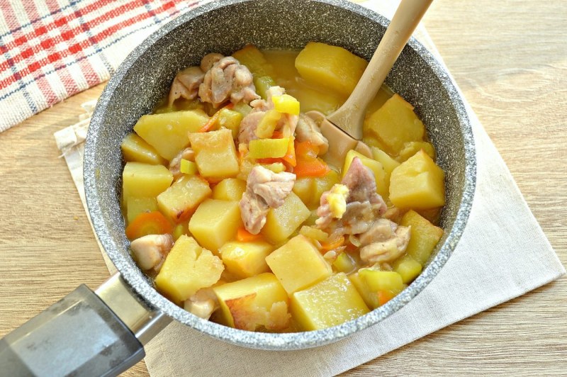 Тушёная картошка с курицей