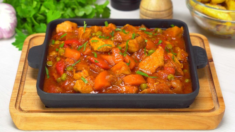 Гуляш из свинины с овощами