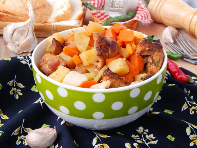 Картофель тушеный с овощами