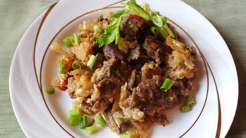 Мясо тушеное с луком