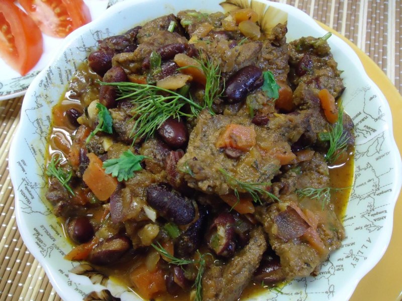 Фасоль с говядиной тушеная