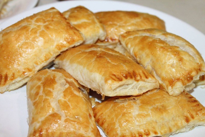 Пирожок с ветчиной и сыром