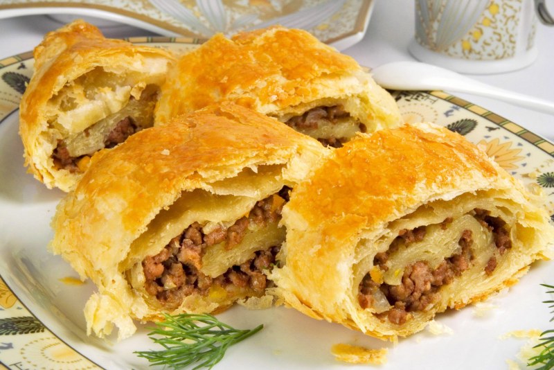 Мясной рулет в слоеном тесте