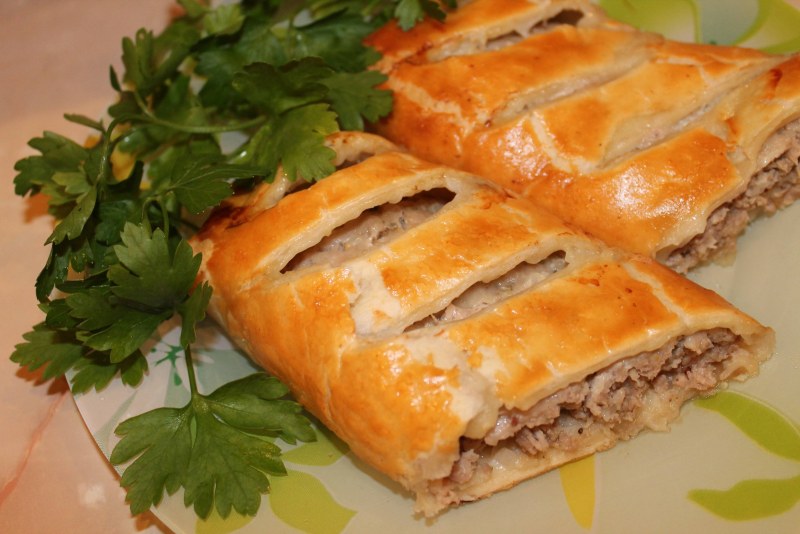 Пирог мясной слоеный