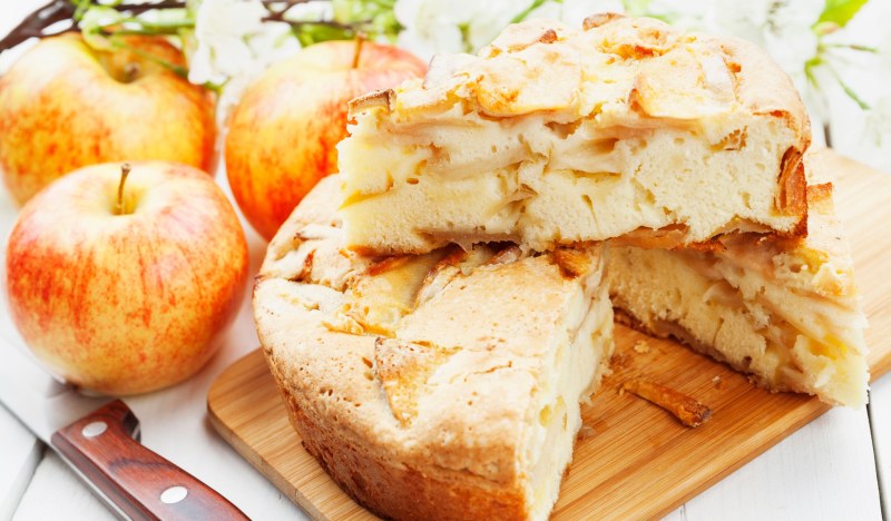 Шарлотка с яблоками на кефире без яиц