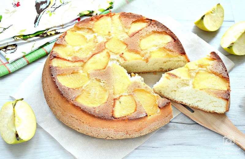 Шарлотка с творогом и яблоками