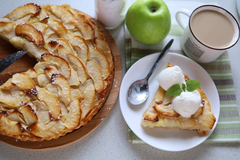 Украшение шарлотки яблоками