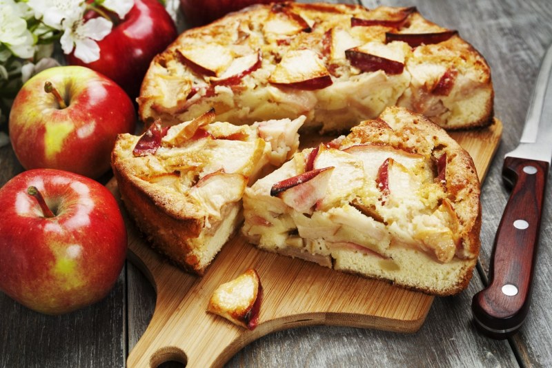 Шарлотка с яблоками классический