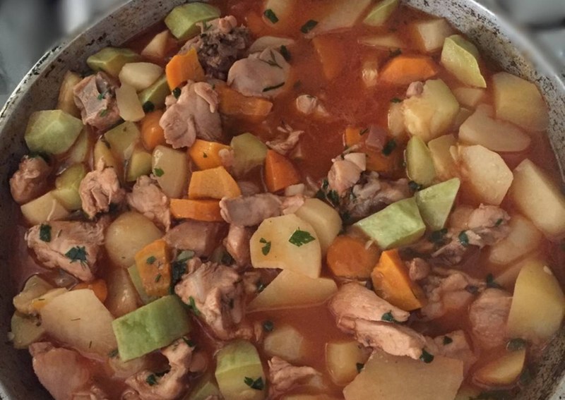 Тушёная картошка с курицей