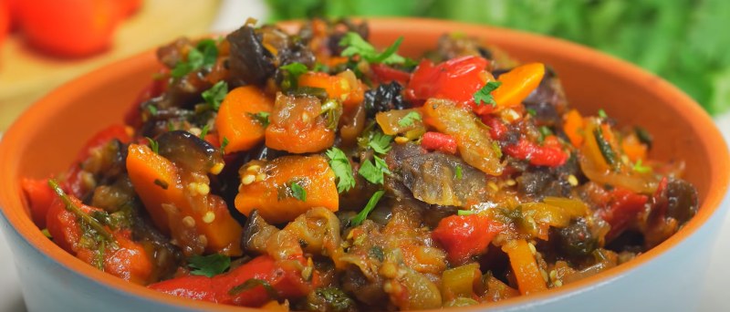 Рататуй (овощное рагу) из кабачков с овощами.