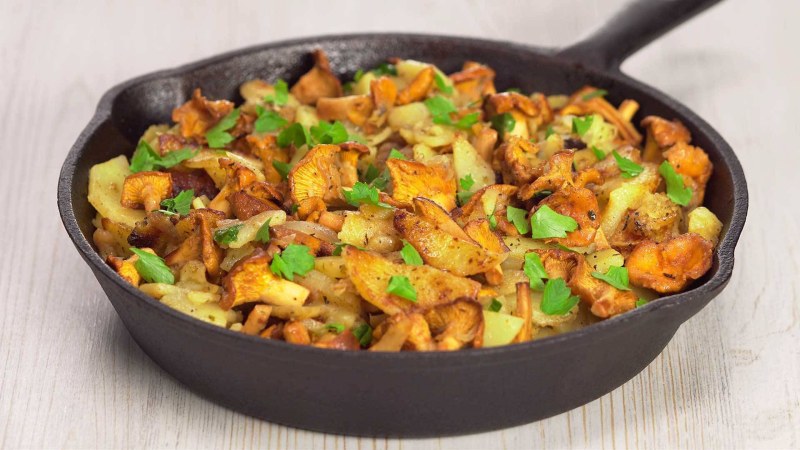 Грибы лисички с картошкой