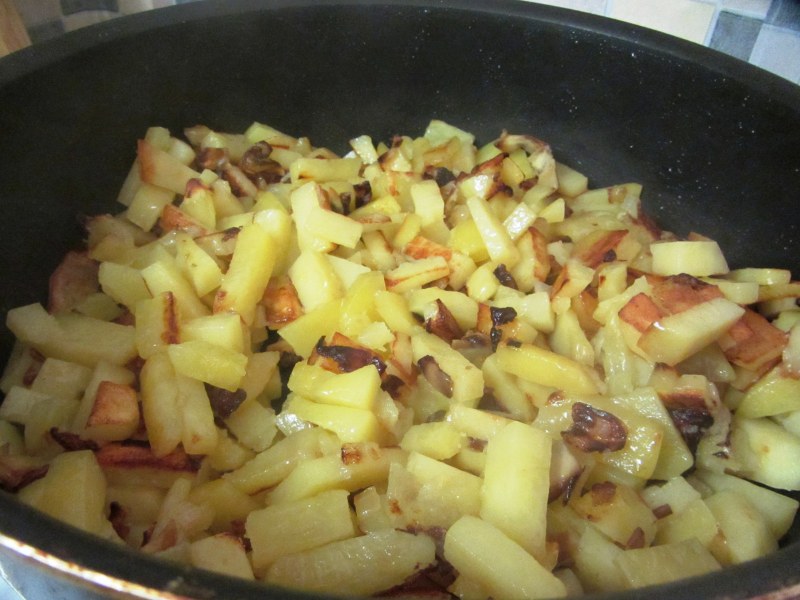 Грибочки с картошкой жареные