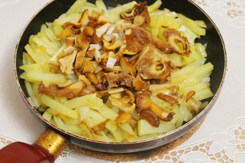 Лисички грибы с картошкой жареные