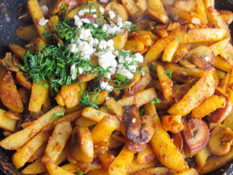 Жареная картошка с шампиньонами и луком