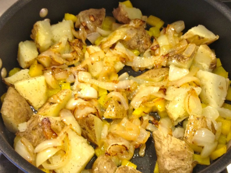 Картошка с шампиньонами на сковороде