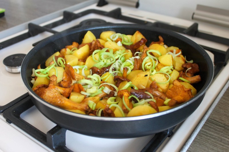 Картофель жареный с лисичками