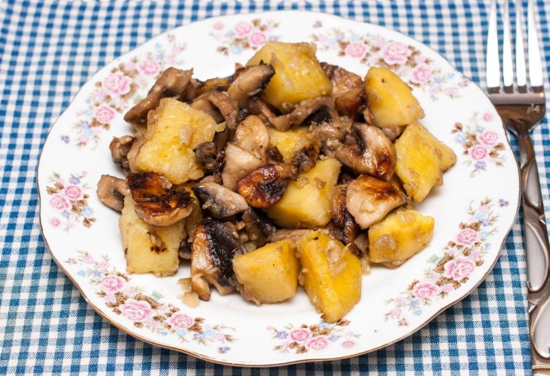 Тушеная картошка с грибами