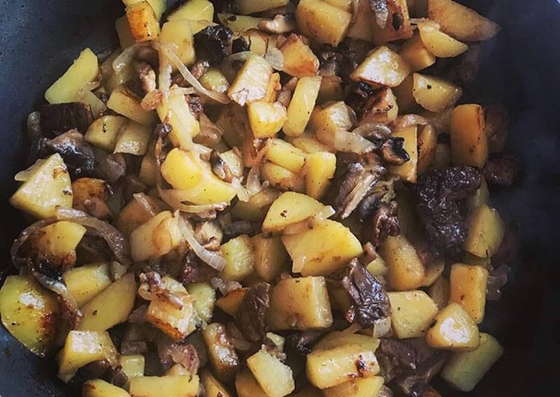 Жареная картошка с мясом и грибами п