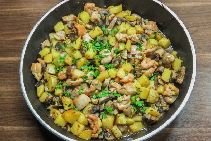 Жаркое из курицы с картошкой на сковороде