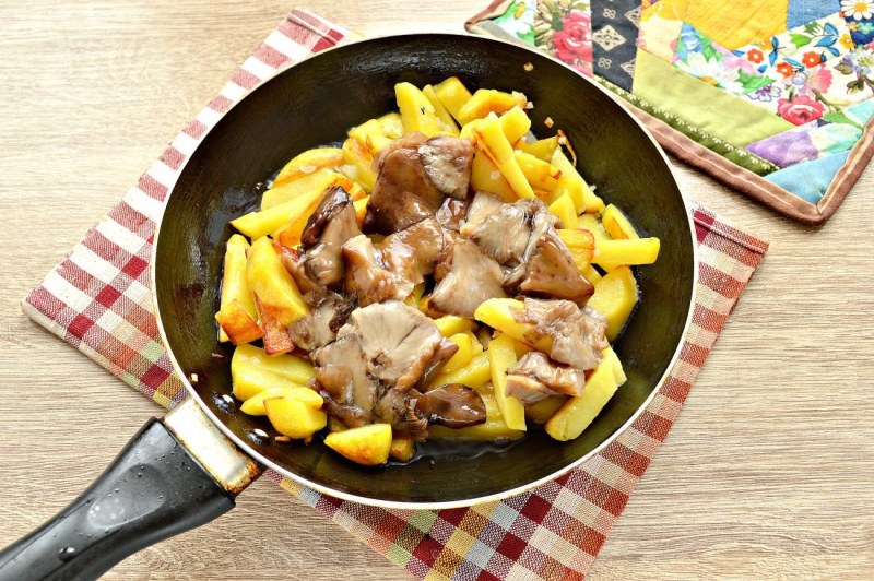 Картофель с шампиньонами на сковороде