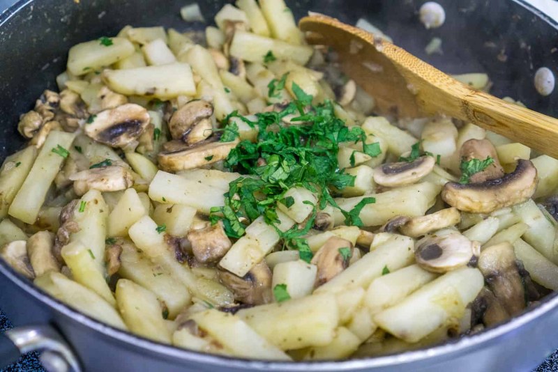 Жареная картошка с грибами на сковороде