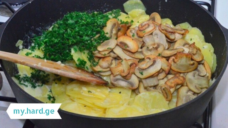 Картошка с грибами в сливках на сковороде